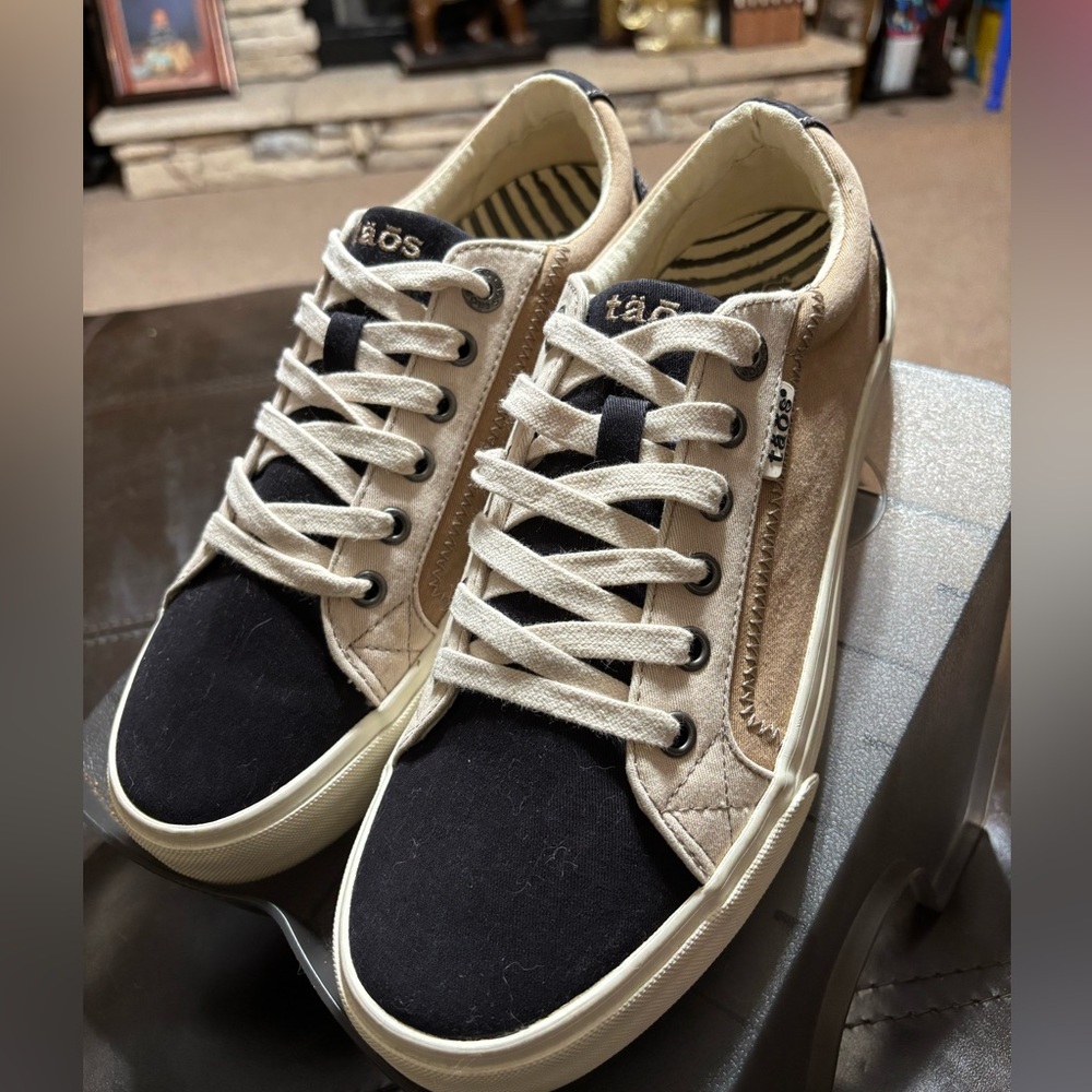 Taos Footwear Black and Beige Sneakers